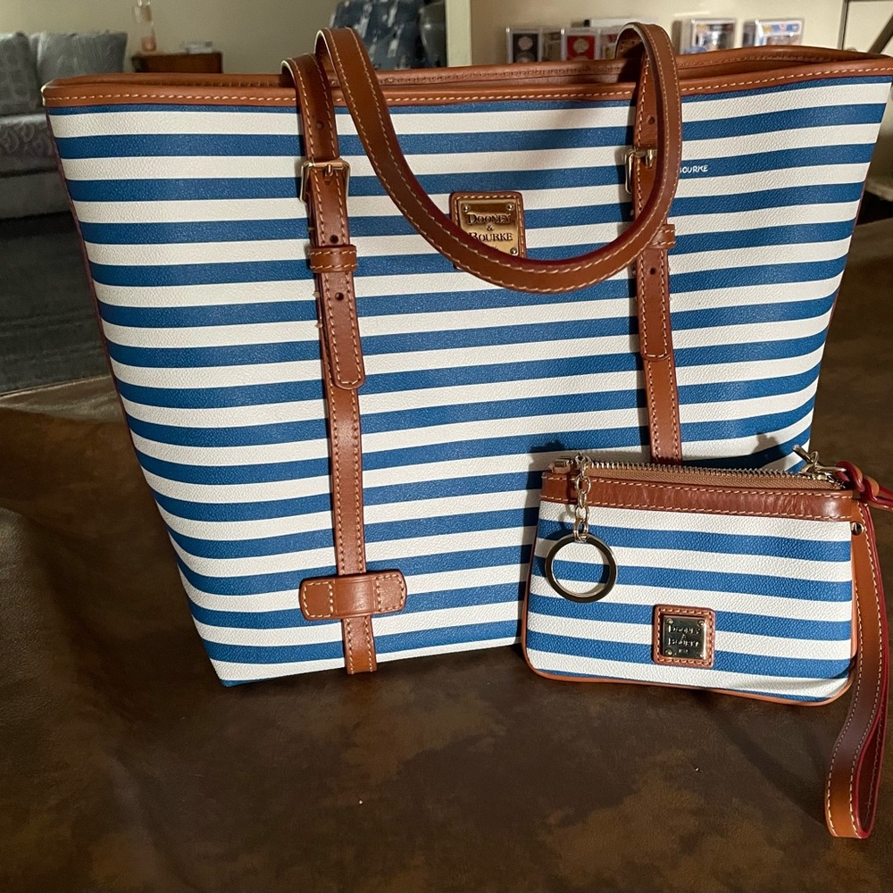 💙DOONEY AND BOURKE BLUE AND WHITE TOTE BAG WITH SMALL WRISTLET 💙